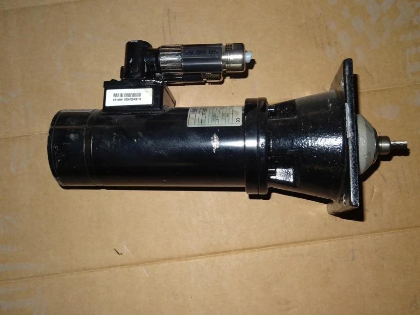 Lenze SDSGSRS047-22 / GKR04-2GHAR-047N22 Servermotor