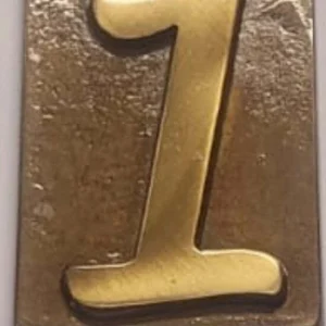 VUMME SRL - NUMERO CIVICO OTTONE CON FINITURA BRONZATA - NUMERO 1 **
