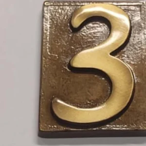 VUMME SRL - NUMERO CIVICO OTTONE CON FINITURA BRONZATA - NUMERO 3 **