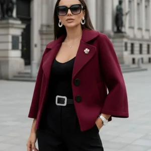 Cappotto corto bordeaux con bottoni neri e spilla