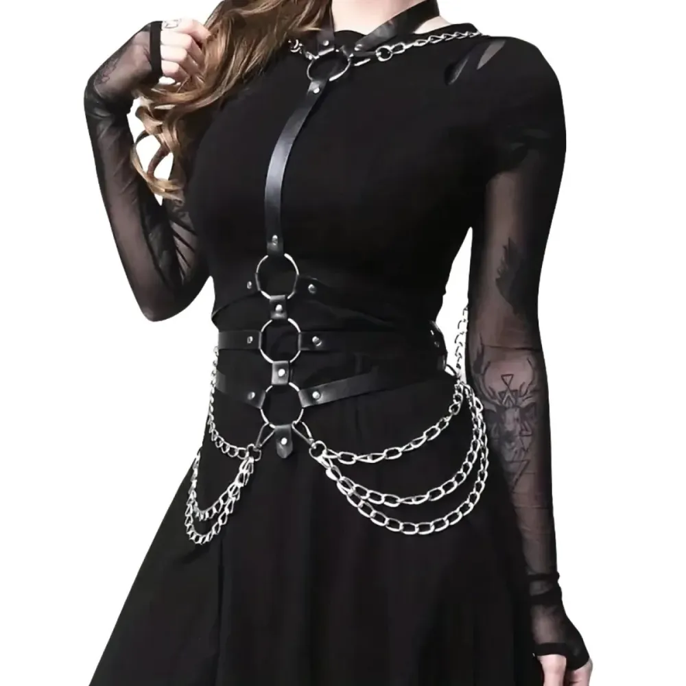Imbracatura pelle gotica con anelli e catene metallo