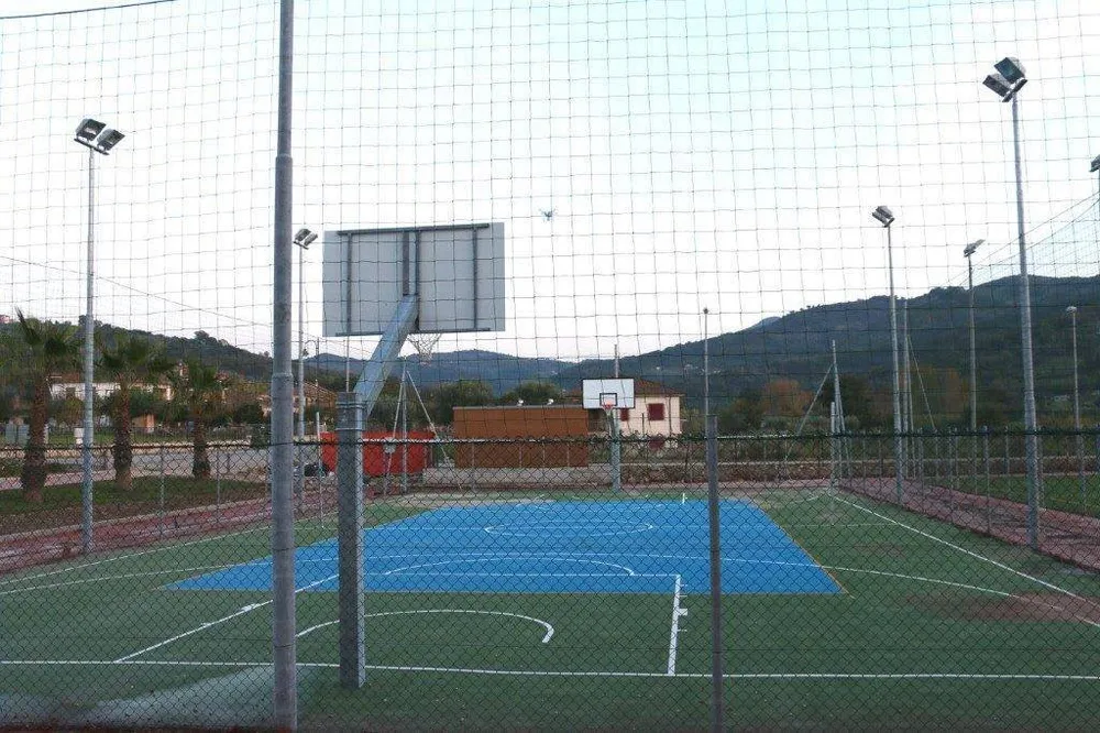 Vivisport Impianto monotubo, installabile basket/minibasket, tabelloni resina melaminica, fissaggio terra con bussola, str...